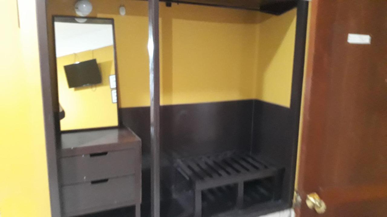 Hostal Urbano Tarija Esterno foto